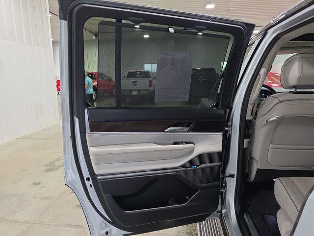 2023 Jeep Grand Wagoneer Base