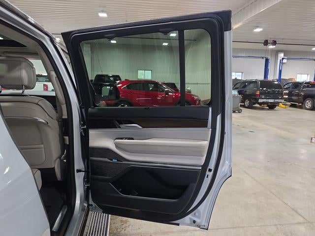2023 Jeep Grand Wagoneer Base