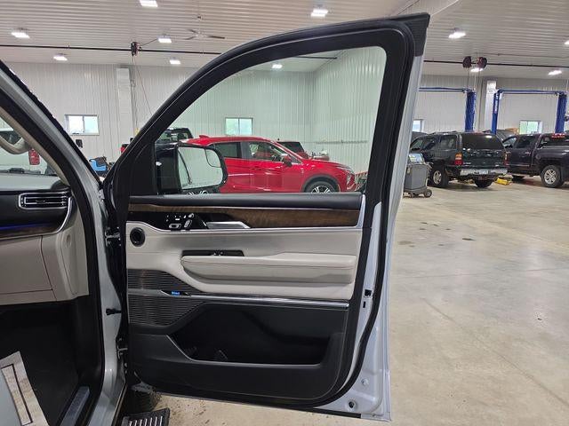 2023 Jeep Grand Wagoneer Base