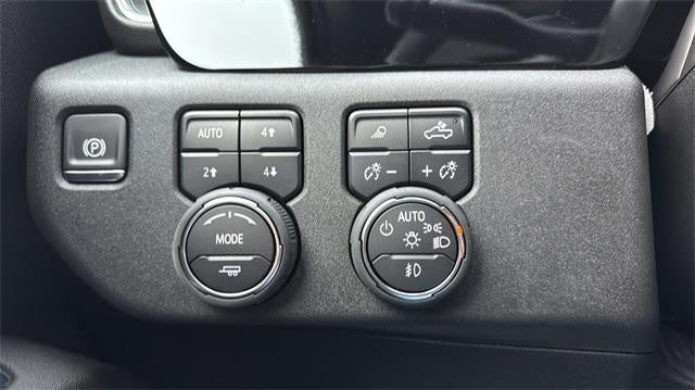 2025 Chevrolet Silverado 3500 HD Crew Cab Standard Box 4-Wheel Drive LT