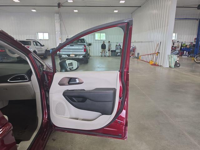 2017 Chrysler Pacifica Touring FWD
