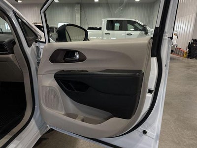 2021 Chrysler Voyager LXI FWD