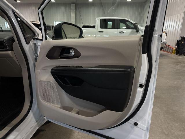 2021 Chrysler Voyager LXI FWD