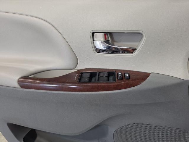 2014 Toyota Sienna 5dr 8-Pass Van V6 XLE FWD (Natl)